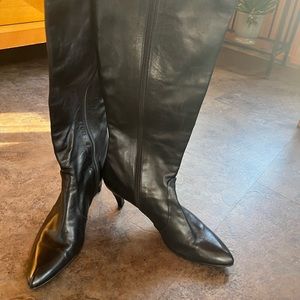 Stuart Weitzman knee high boots. black leather zip up. Sz 10